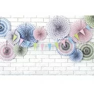 3 rosettes en papier pastel fond