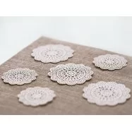 10 grandes rosette blanches en carton table avec rosette