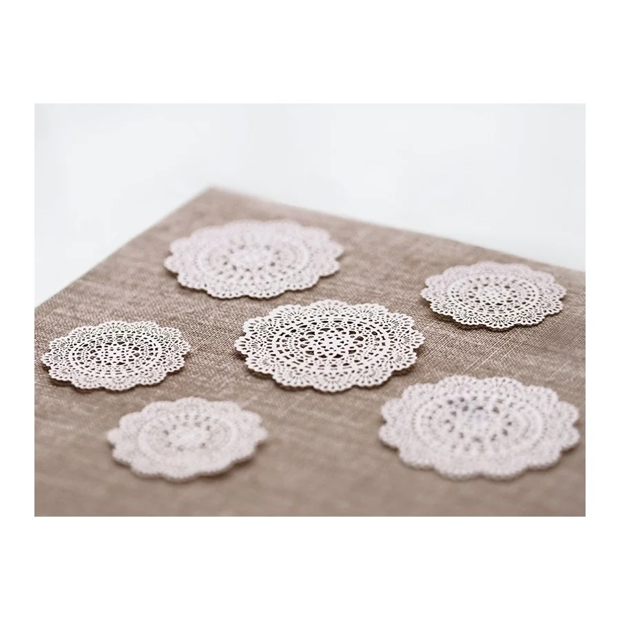 10 grandes rosette blanches en carton table avec rosette