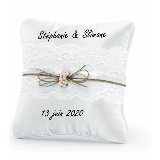 Coussin alliance personnalisé avec de la dentelle et des petites roses crèmes