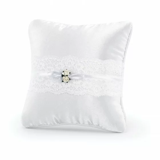 Coussin alliance avec de la dentelle et des petites roses