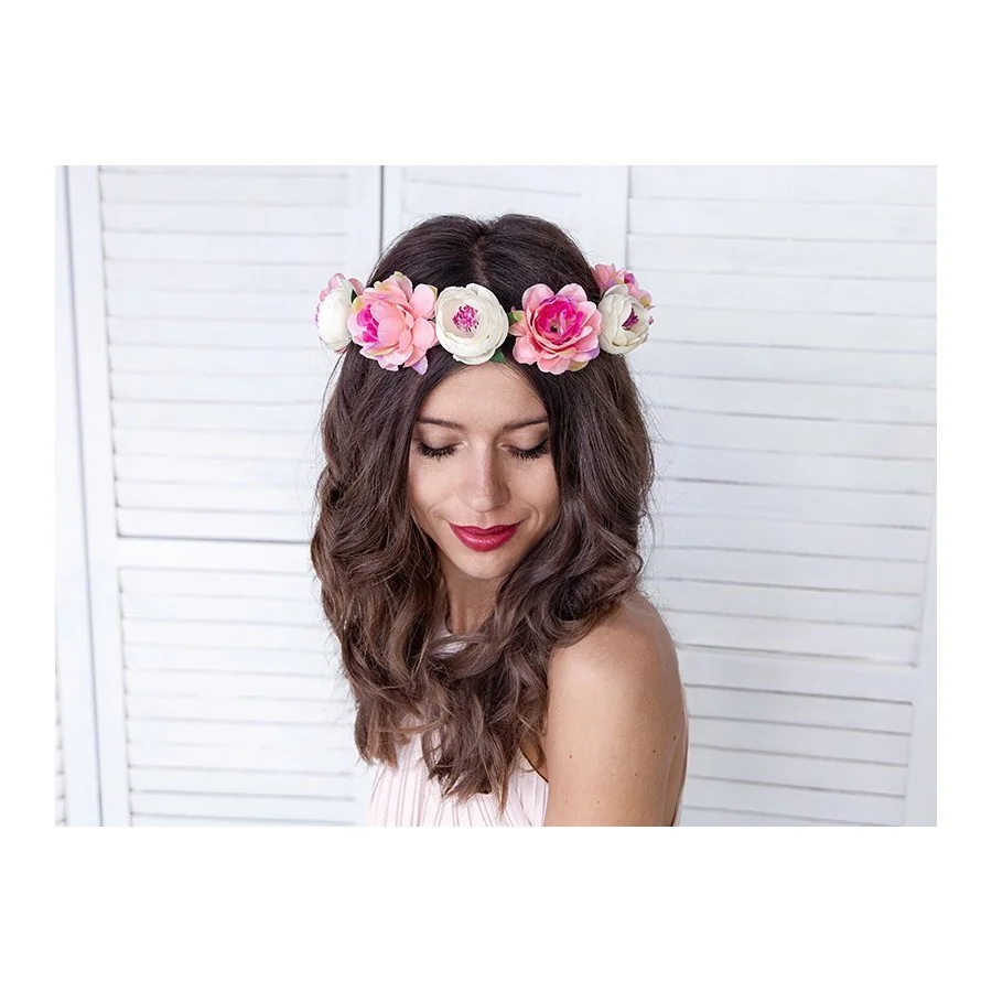 Couronne de roses roses mise en scène