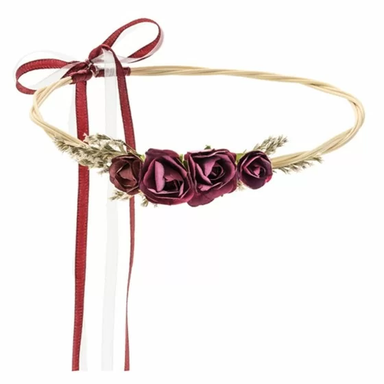 Couronne de fleurs bordeaux sur rotin