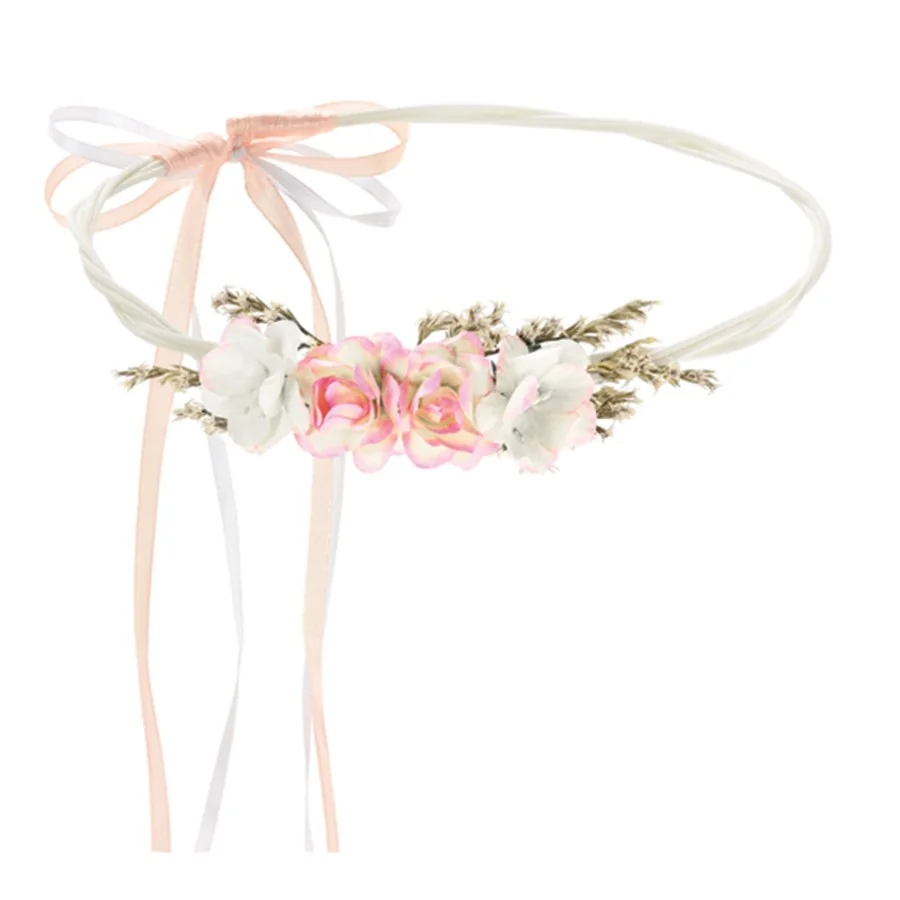 Couronne de fleurs saumon sur rotin