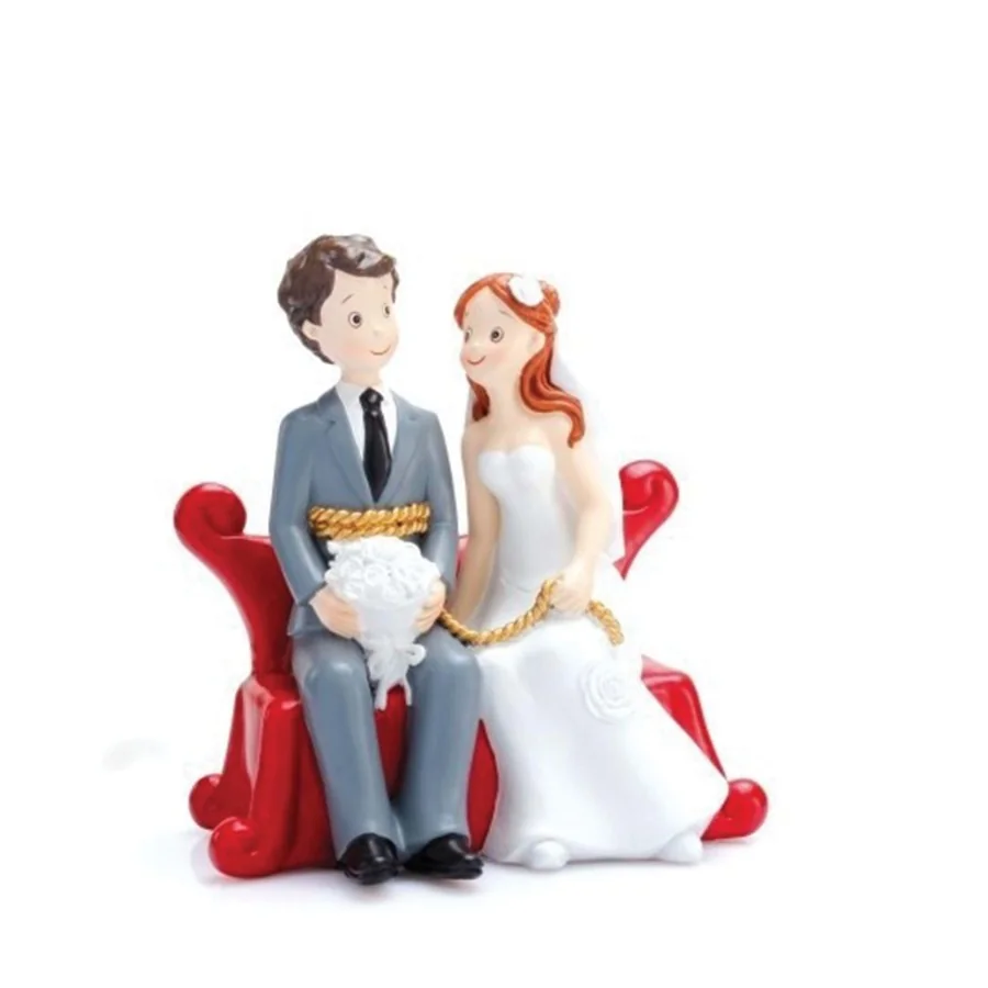 Un couple de mariés sur un sofa rouge Un couple de mariés sur un sofa rouge