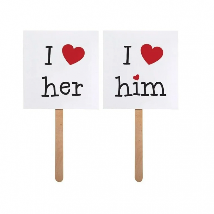 Un pancarte "I love her" et un pancarte "I love him"