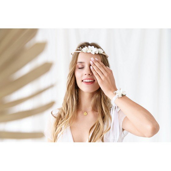 Bracelet de fleurs blanches mise en scène